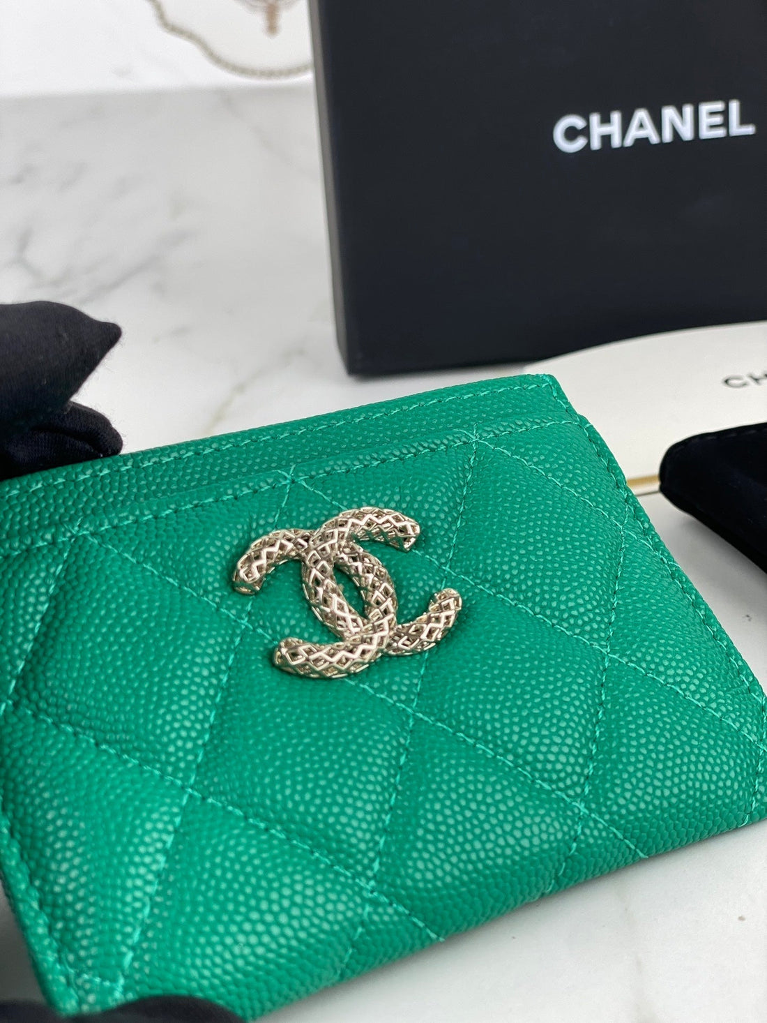 CHANEL CARD HOLDER 19.5 EMERALD GRAINED CALFSKIN GOLD ICON