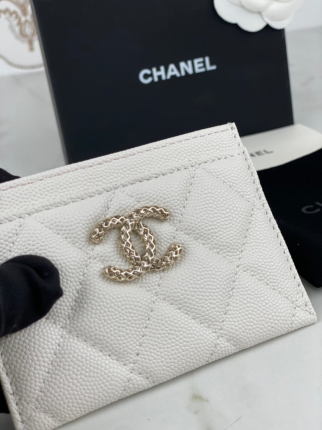 CHANEL CARD HOLDER 19.5 WHITE GRAINED CALFSKIN GOLD ICON