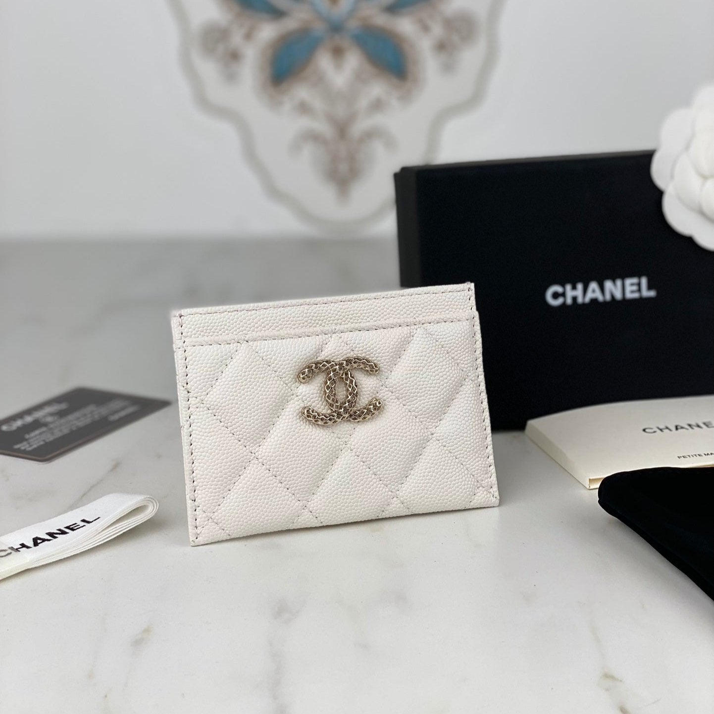 CHANEL CARD HOLDER 19.5 WHITE GRAINED CALFSKIN GOLD ICON
