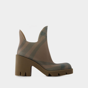 BURBERRY Stylish Ankle Boots for Women