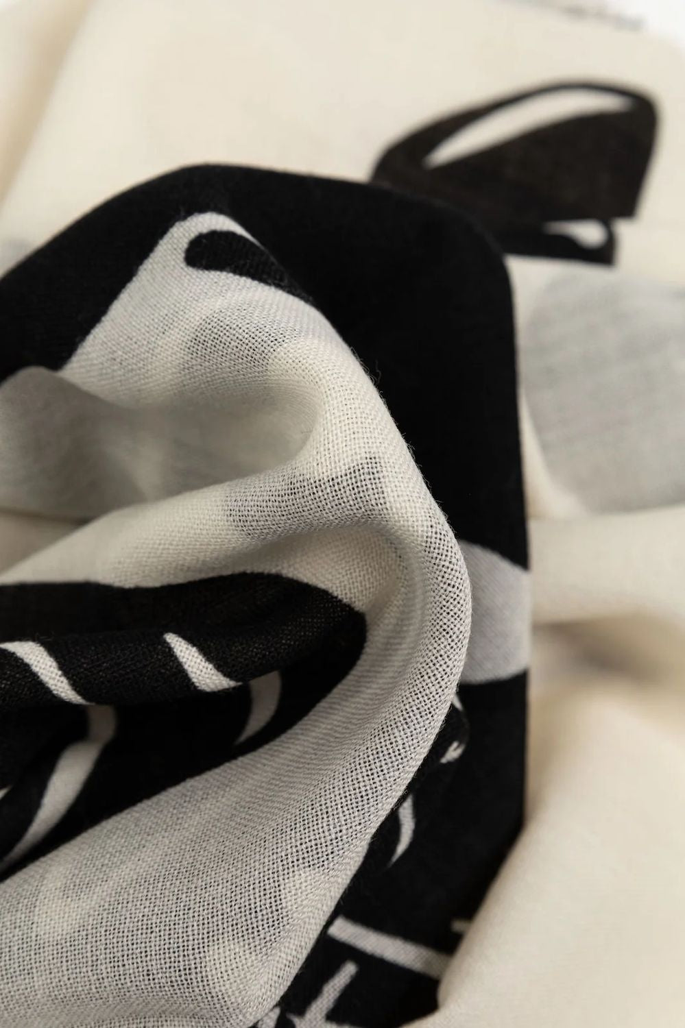 BURBERRY Oversized Wool Scarf for Unisex - Fall/Winter 24 Collection