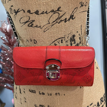 The Junco Wallet on Chain -Prestige Totes Bags LV Mahina in Red Leather