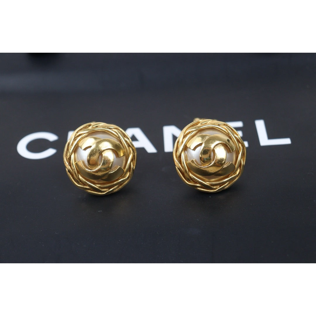 Very Good ( Rank A)?CHANEL COCO Mark 24K Gold Plating Pearl Earrings  Made In 1995Year ?25061913