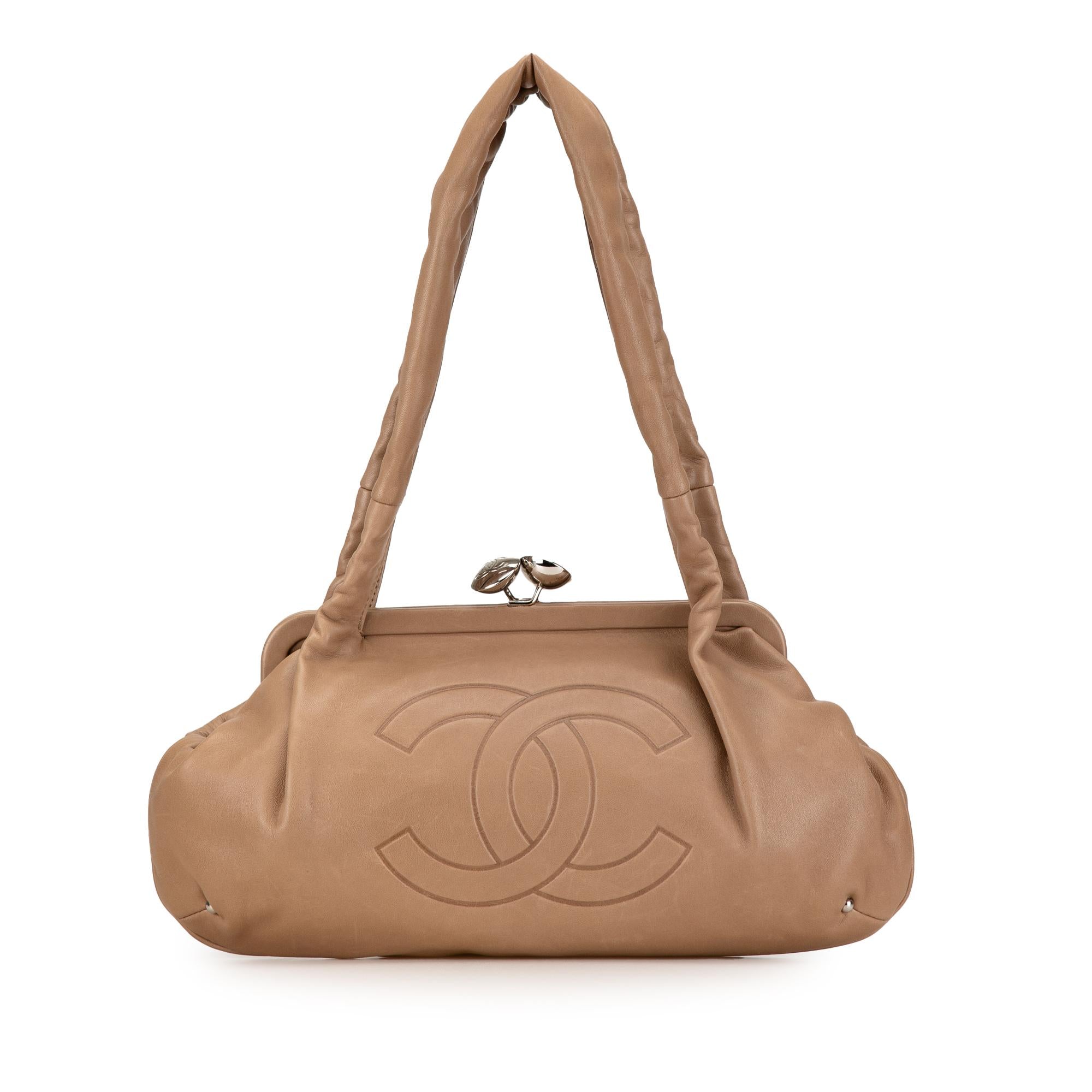 Chanel CC Lambskin Kisslock Frame Shoulder Bag (SHG-Yw4UL7)