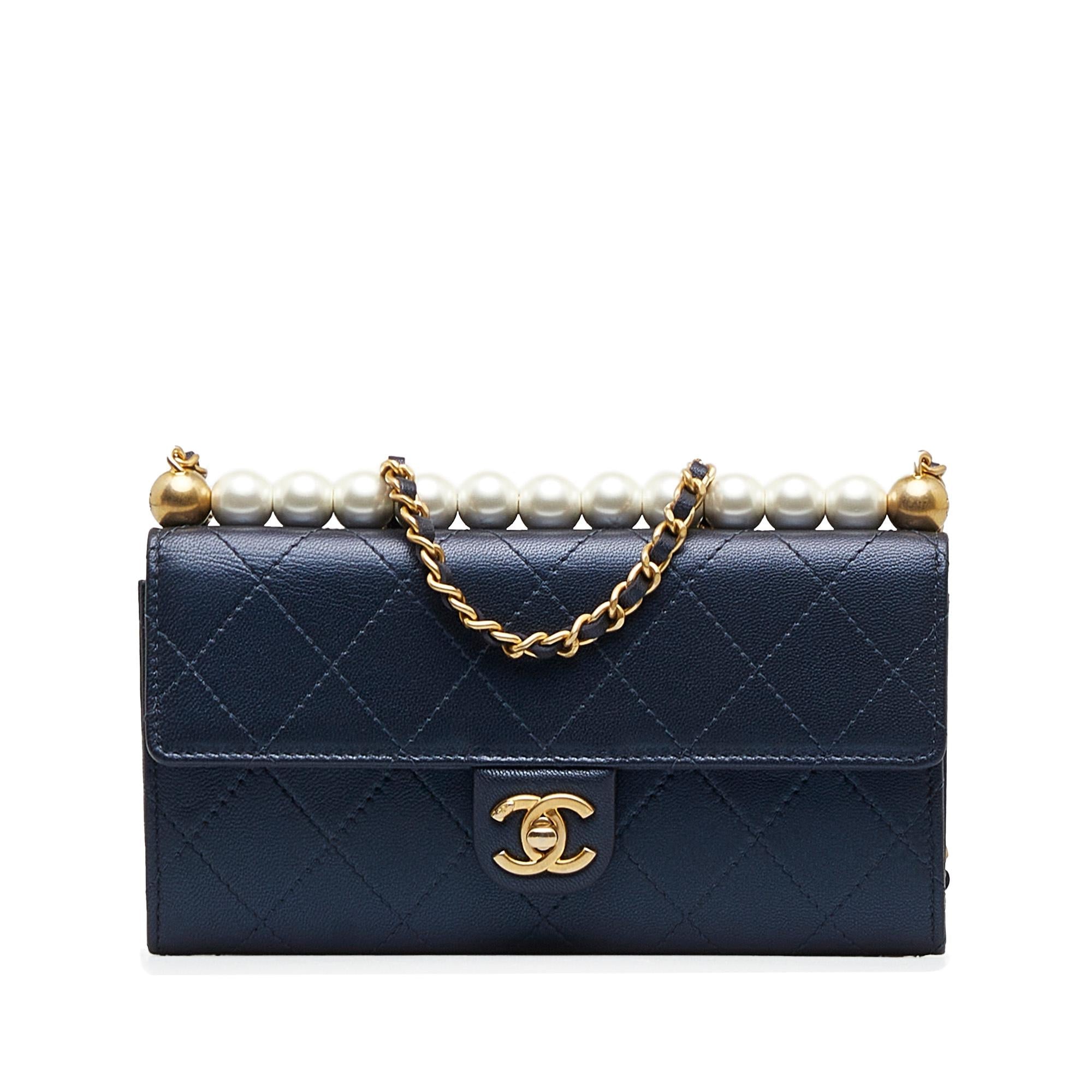 Chanel Goatskin Chic Pearls Clutch With Chain (SHG-6JqQUh)
