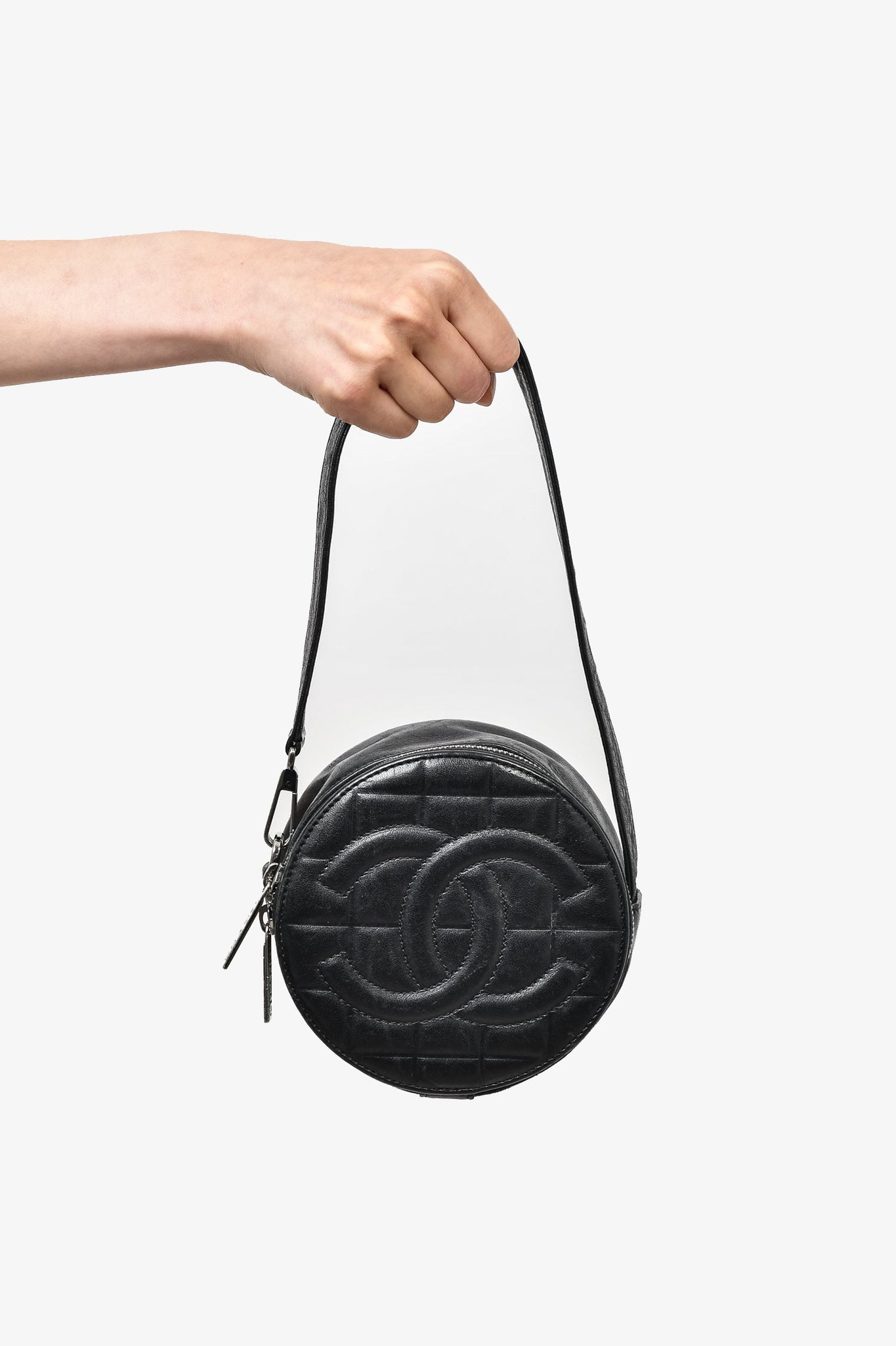 Pre-loved Chanel™ 2003/2004 Black Leather Round CC Shoulder Bag