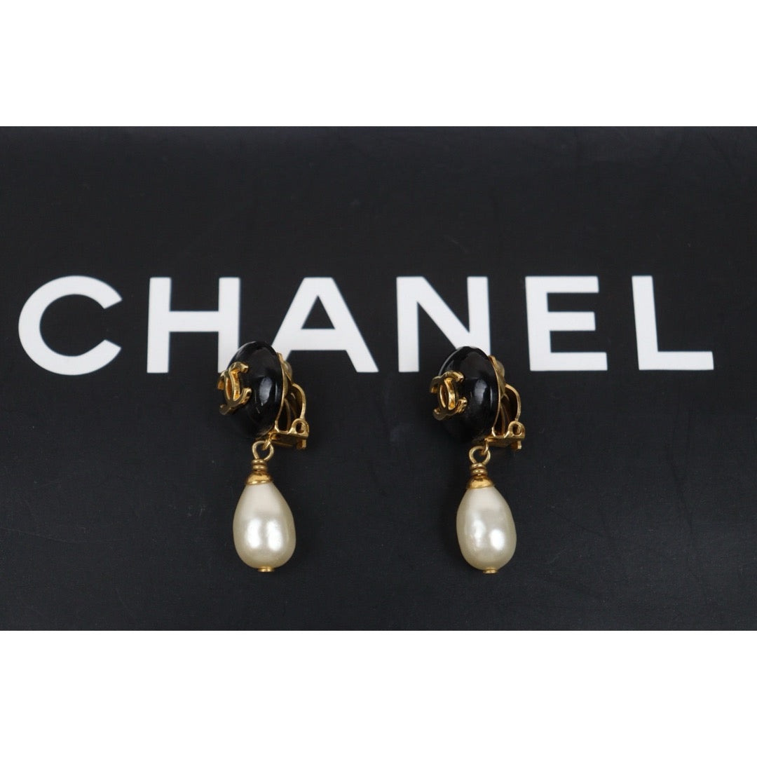 Very Good ( Rank A) ?CHANEL  COCO Mark  Pearl  Drop  Earrings Made In 1997Year?25062303
