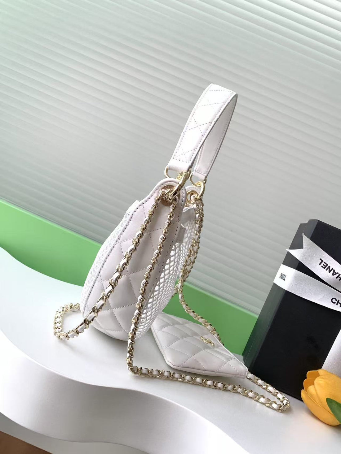 CHANEL 25S White Clutch Bag With Chain