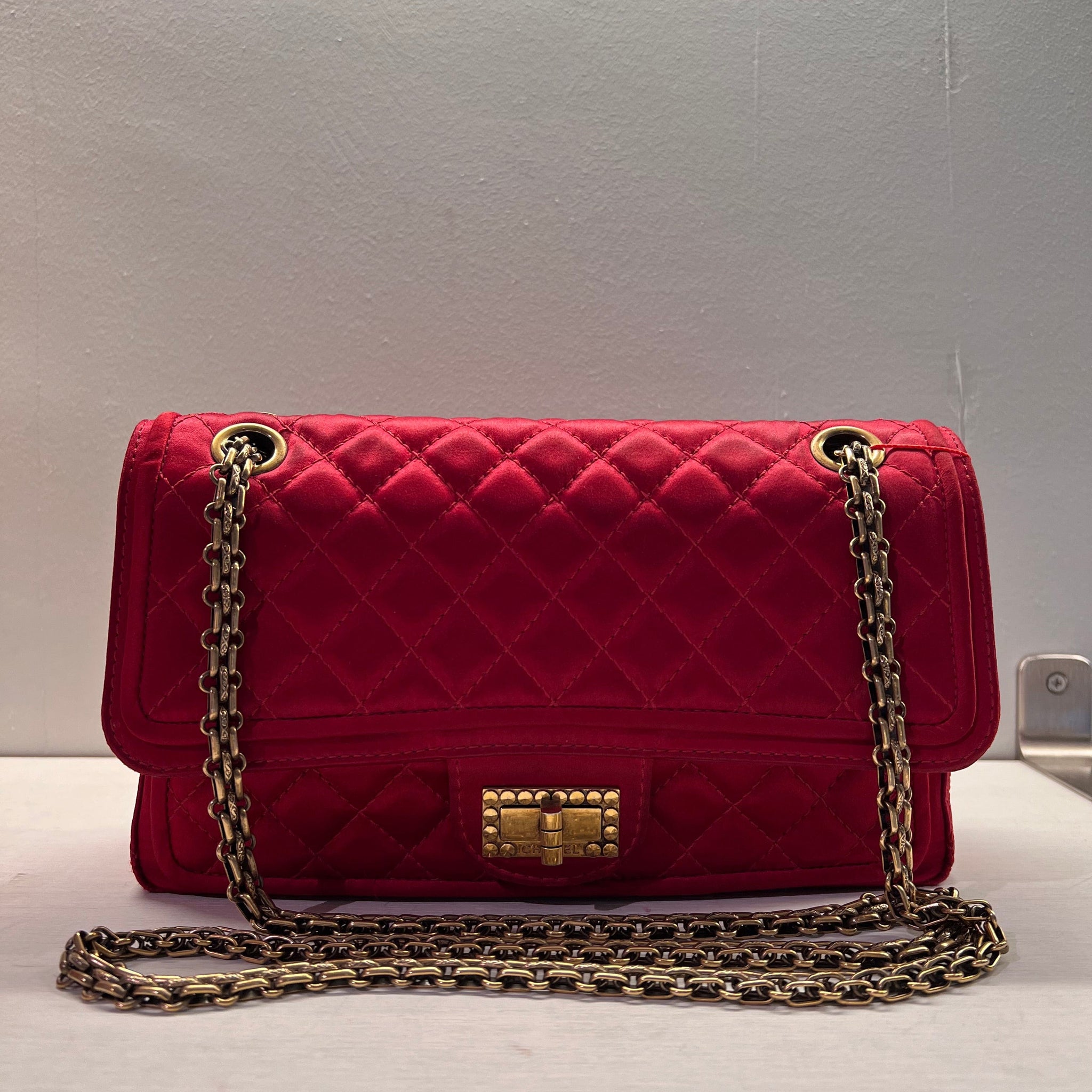 Chanel 2.55 Reissue 225 Shoulder bag in Satin SYCC104