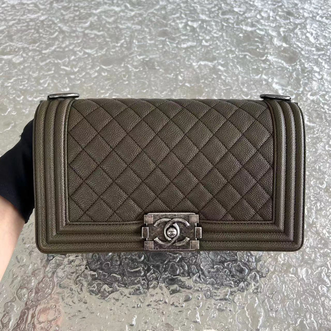 Caviar Boy Old Medium 25CM Quilted Grained Calfskin Olive Green Ruthenium Silver Hardware Series 23
