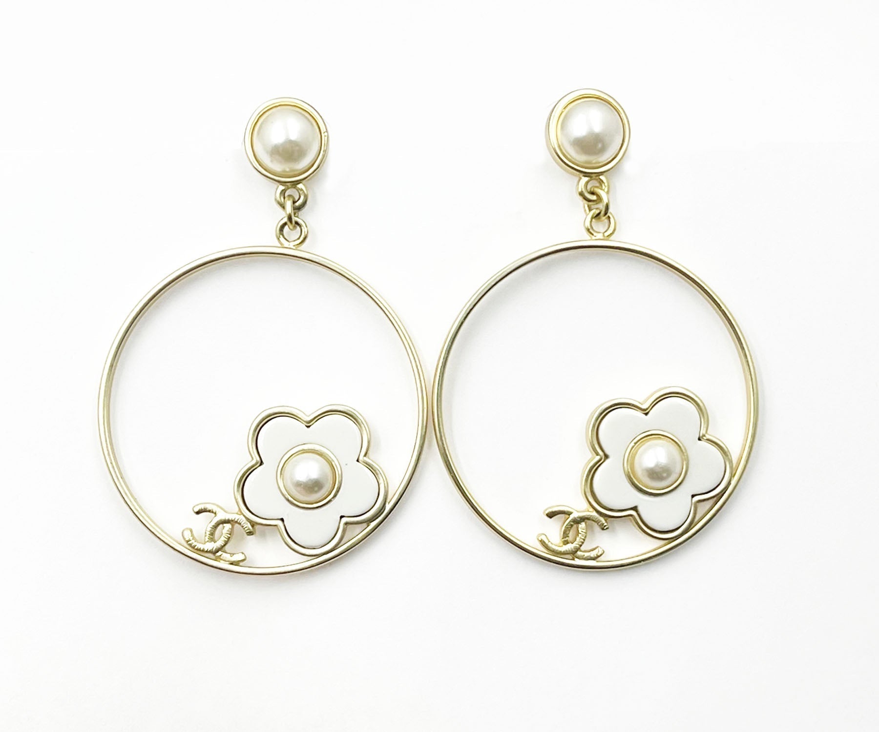 Top Quality Chanel Gold CC White Daisy Round Ring Large Piercing Earrings