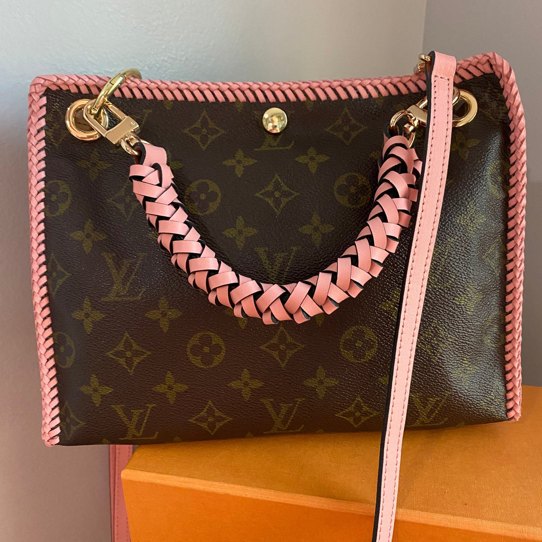 The Swan Crossbody -Prestige Totes Bags Monogram in Pale Pink