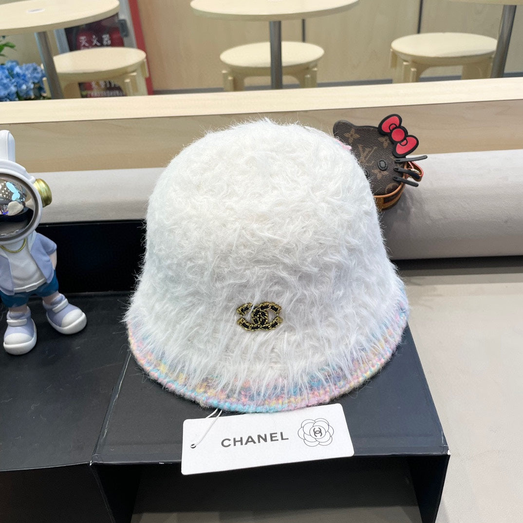 CHANEL BUCKET HAT IN WHITE LAMB FUR 419468