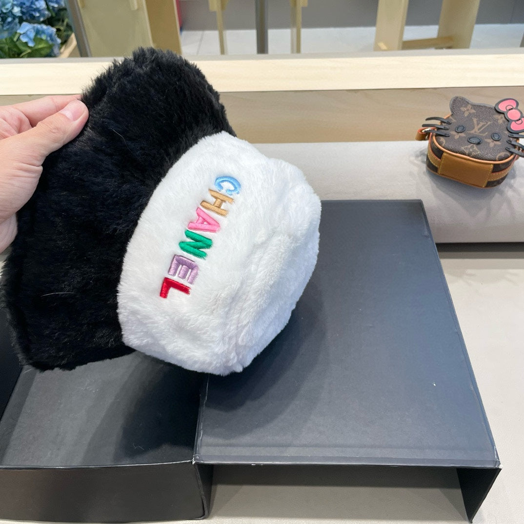 CHANEL BUCKET HAT IN WHITE MIX BLACK LAMB FUR 430218