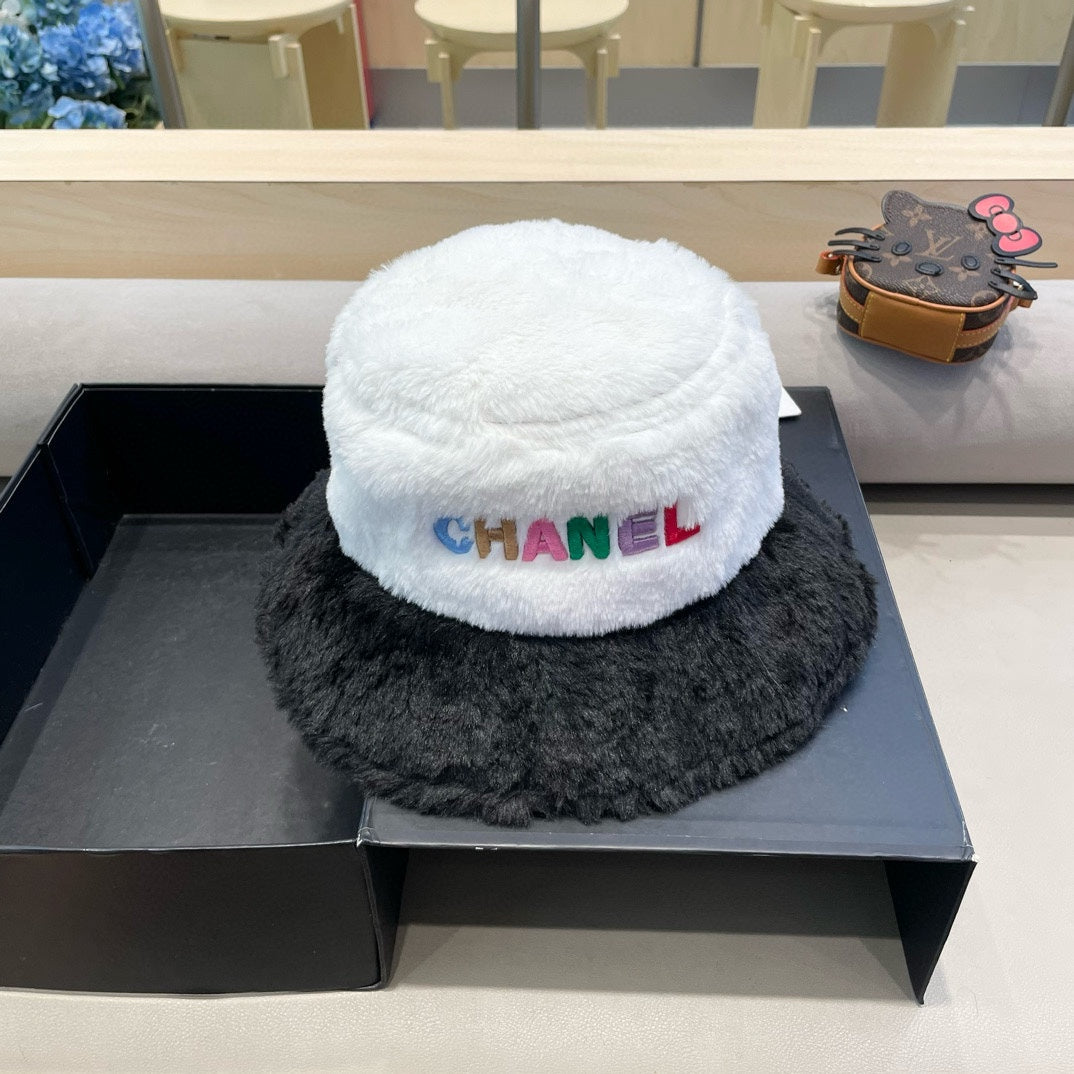 CHANEL BUCKET HAT IN WHITE MIX BLACK LAMB FUR 430218