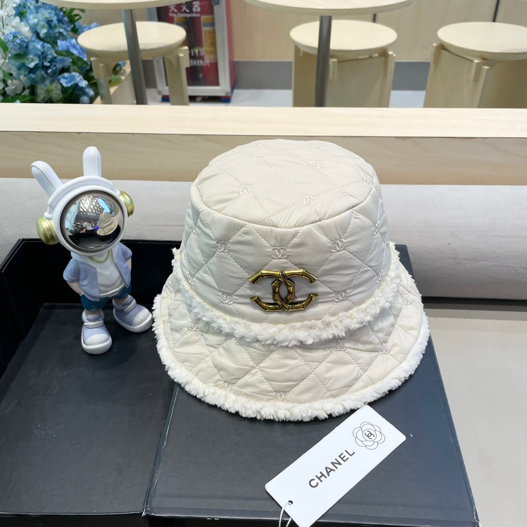 CHANEL BUCKET HAT IN WHITE LAMB WOOL AND THICK COTTON 431685