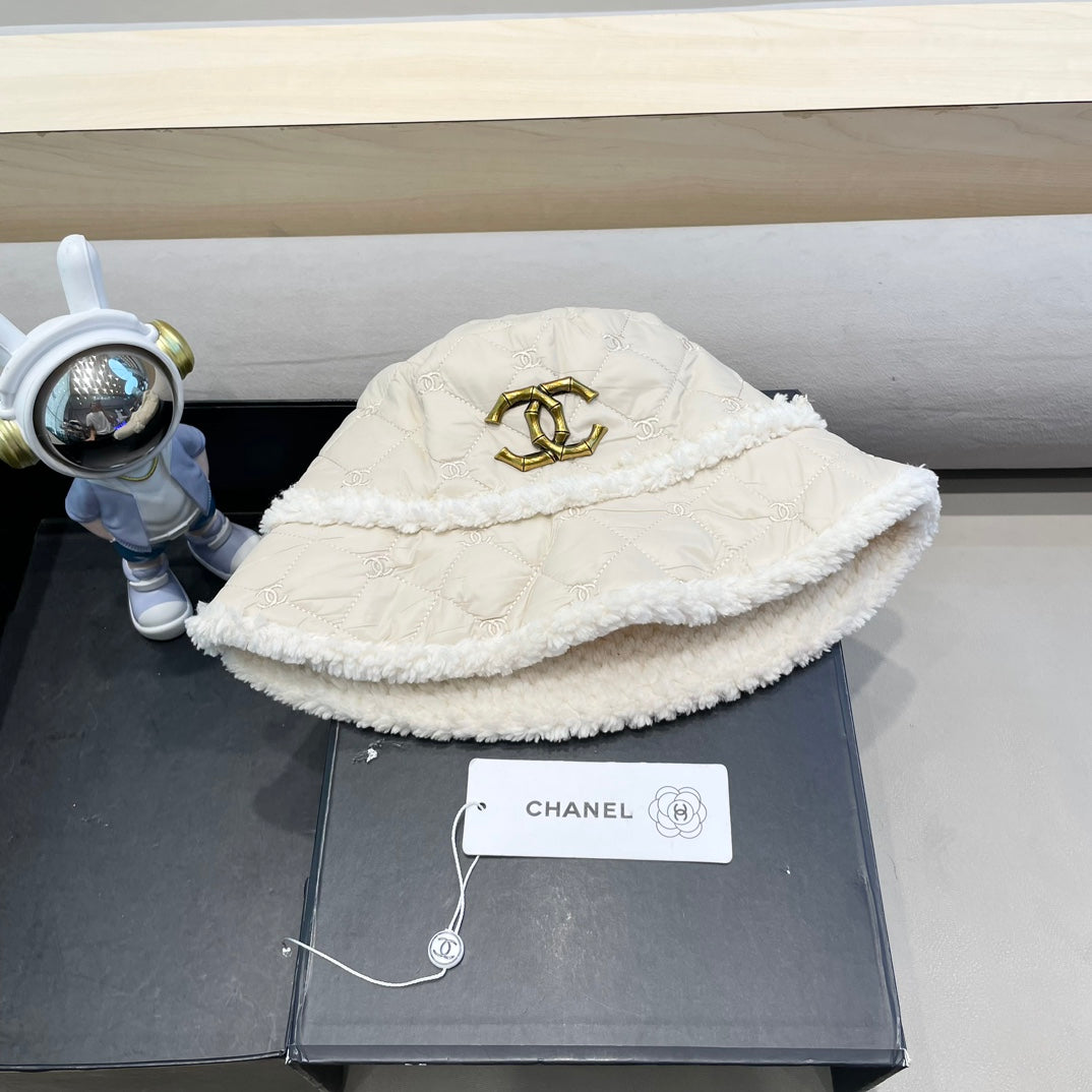 CHANEL BUCKET HAT IN WHITE LAMB WOOL AND THICK COTTON 431685