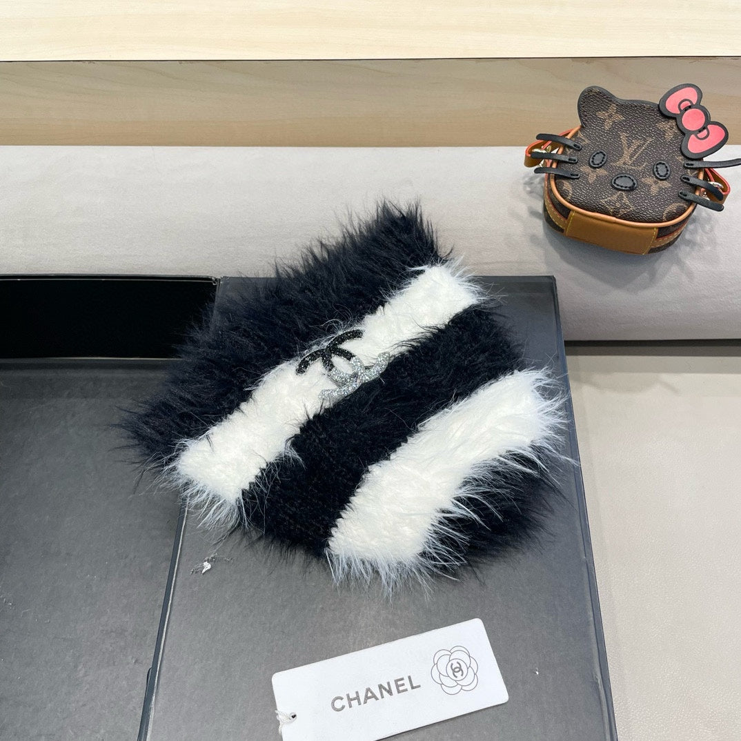 CHANEL BUCKET HAT IN WHITE MIX BLACK PLUSH AND WOOL 433424