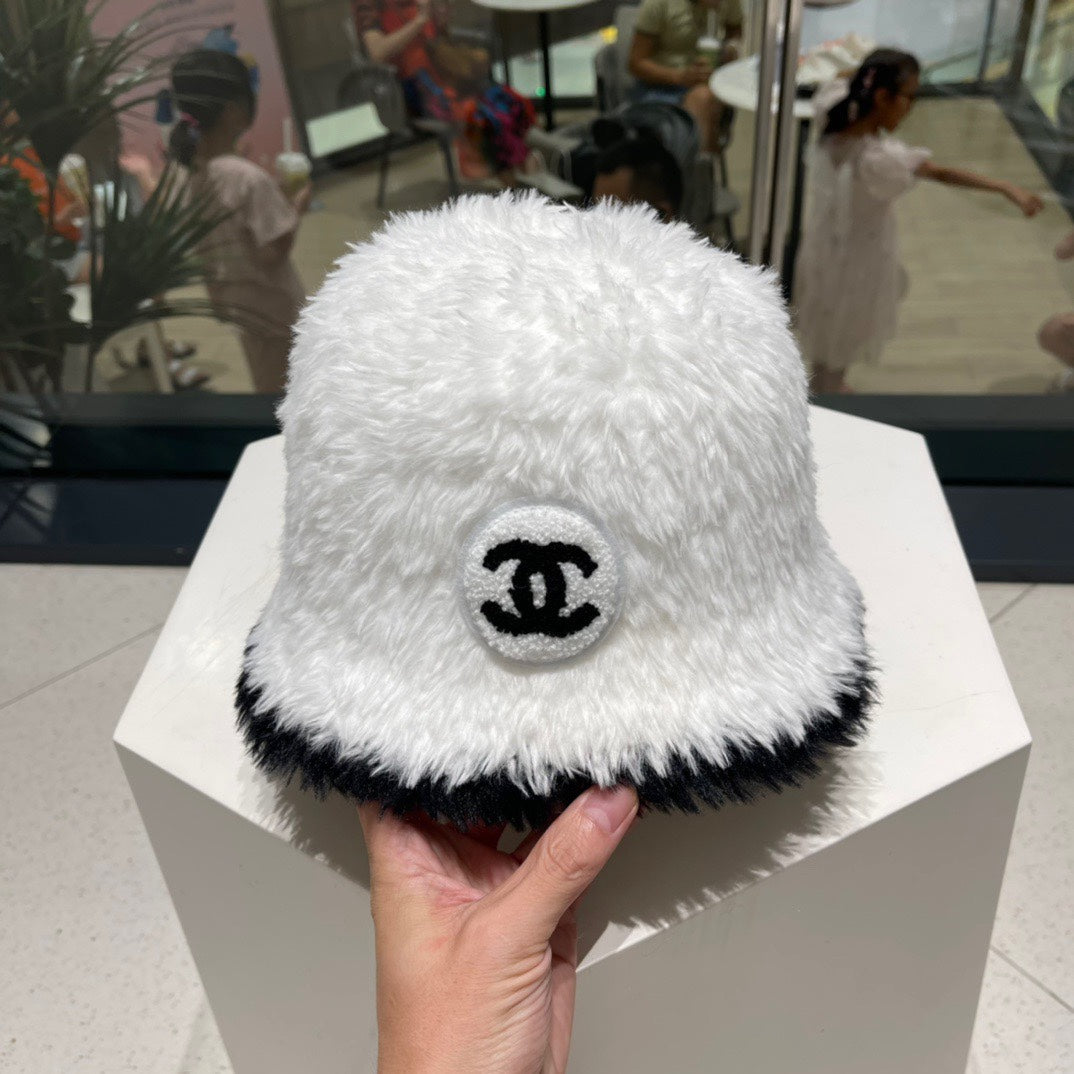 CHANEL BUCKET HAT IN WHITE MIX BLACK LAMB FUR 420891