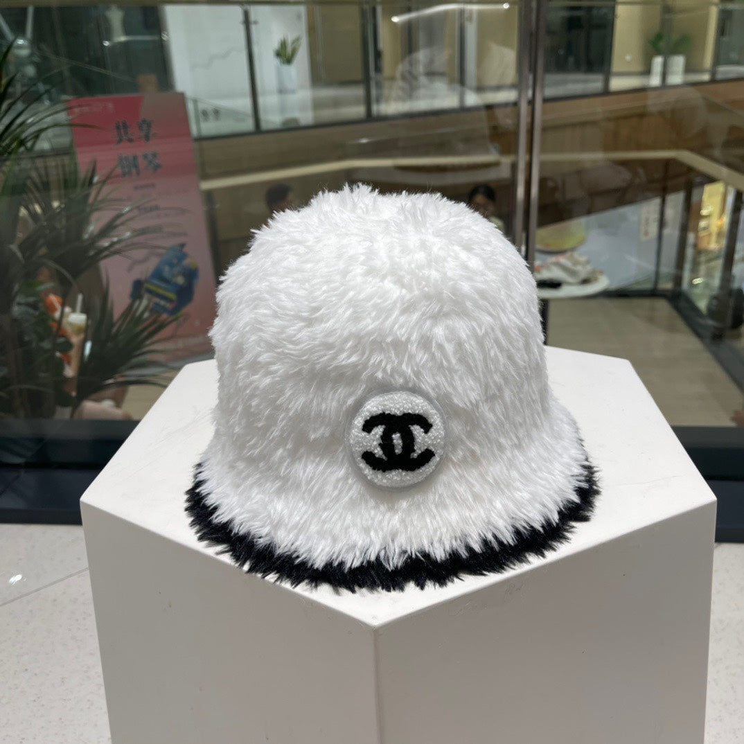 CHANEL BUCKET HAT IN WHITE MIX BLACK LAMB FUR 420891