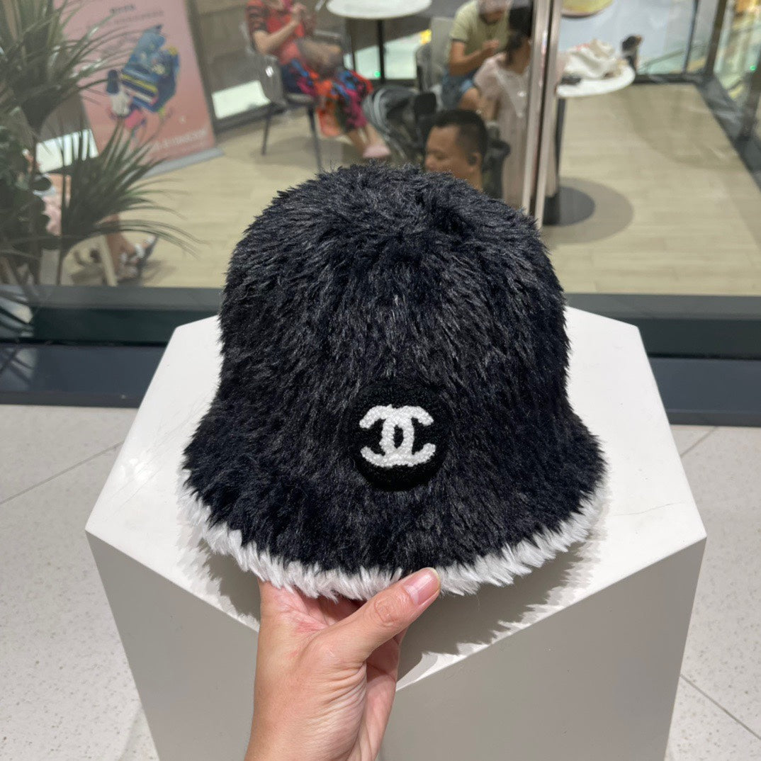 CHANEL BUCKET HAT IN BLACK MIX WHITE LAMB FUR 420892
