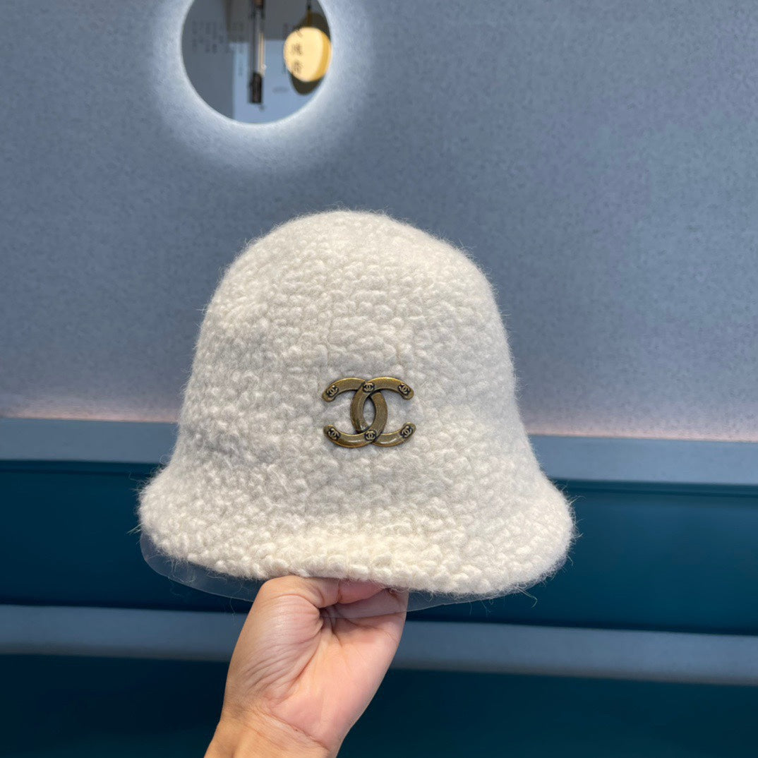 CHANEL BUCKET HAT IN WHITE LAMB FUR 422035