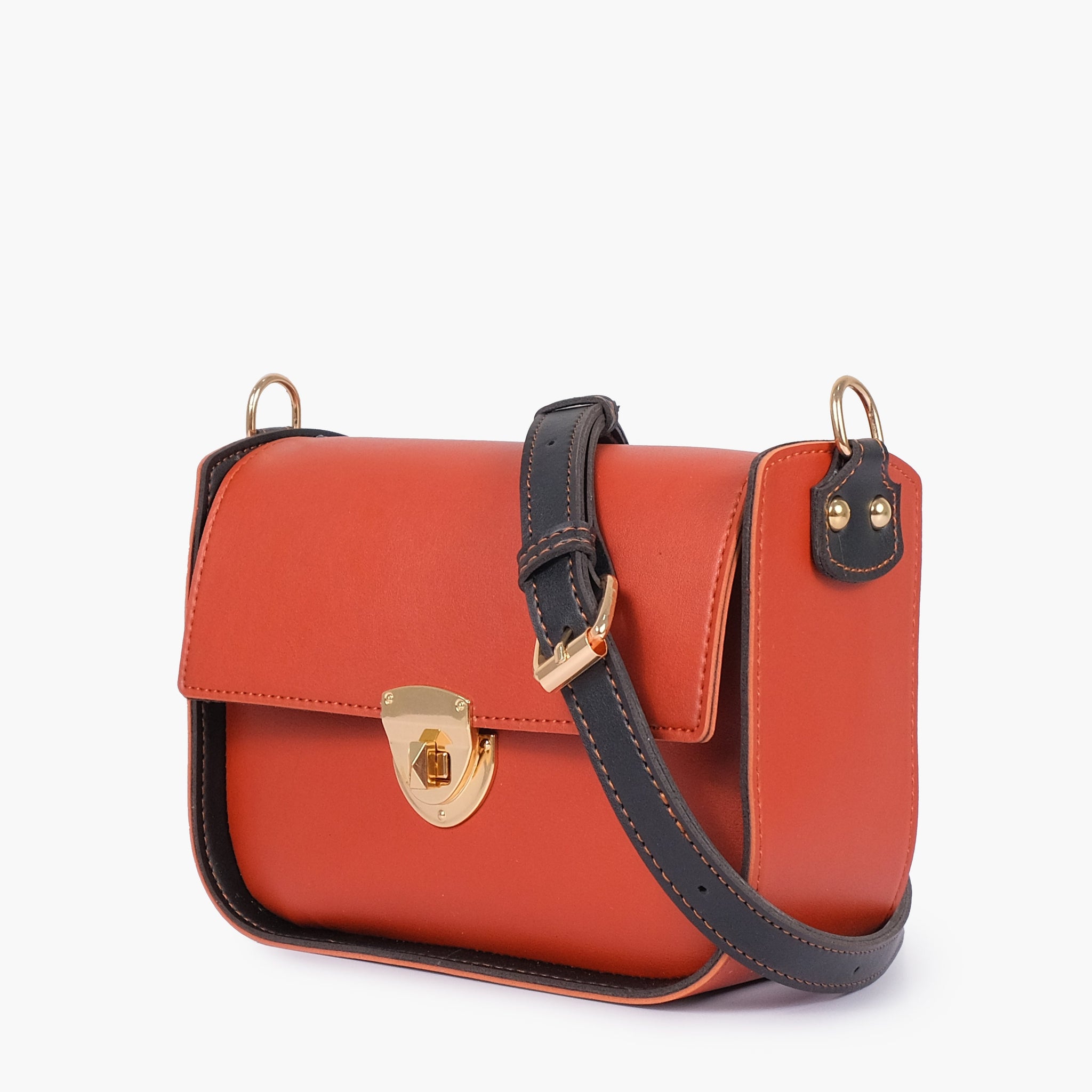 Rust saddle bag with twist lock